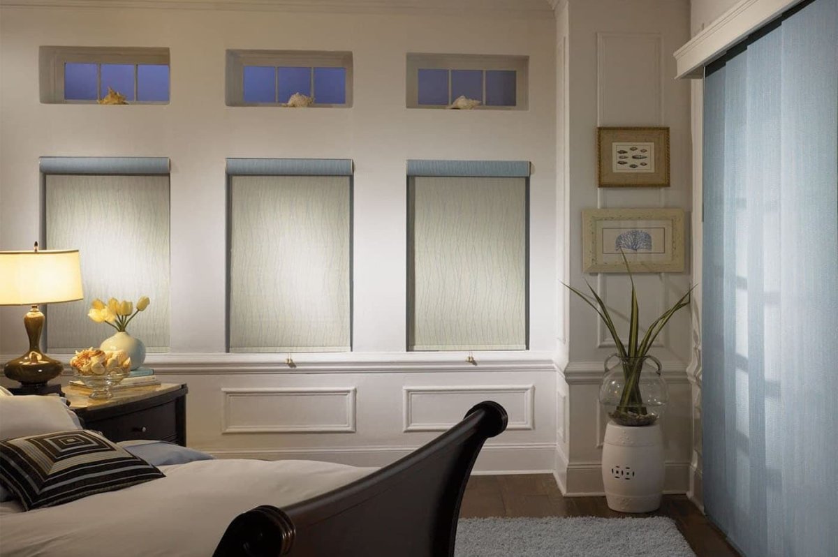 Декоративное окно на стене с подсветкой