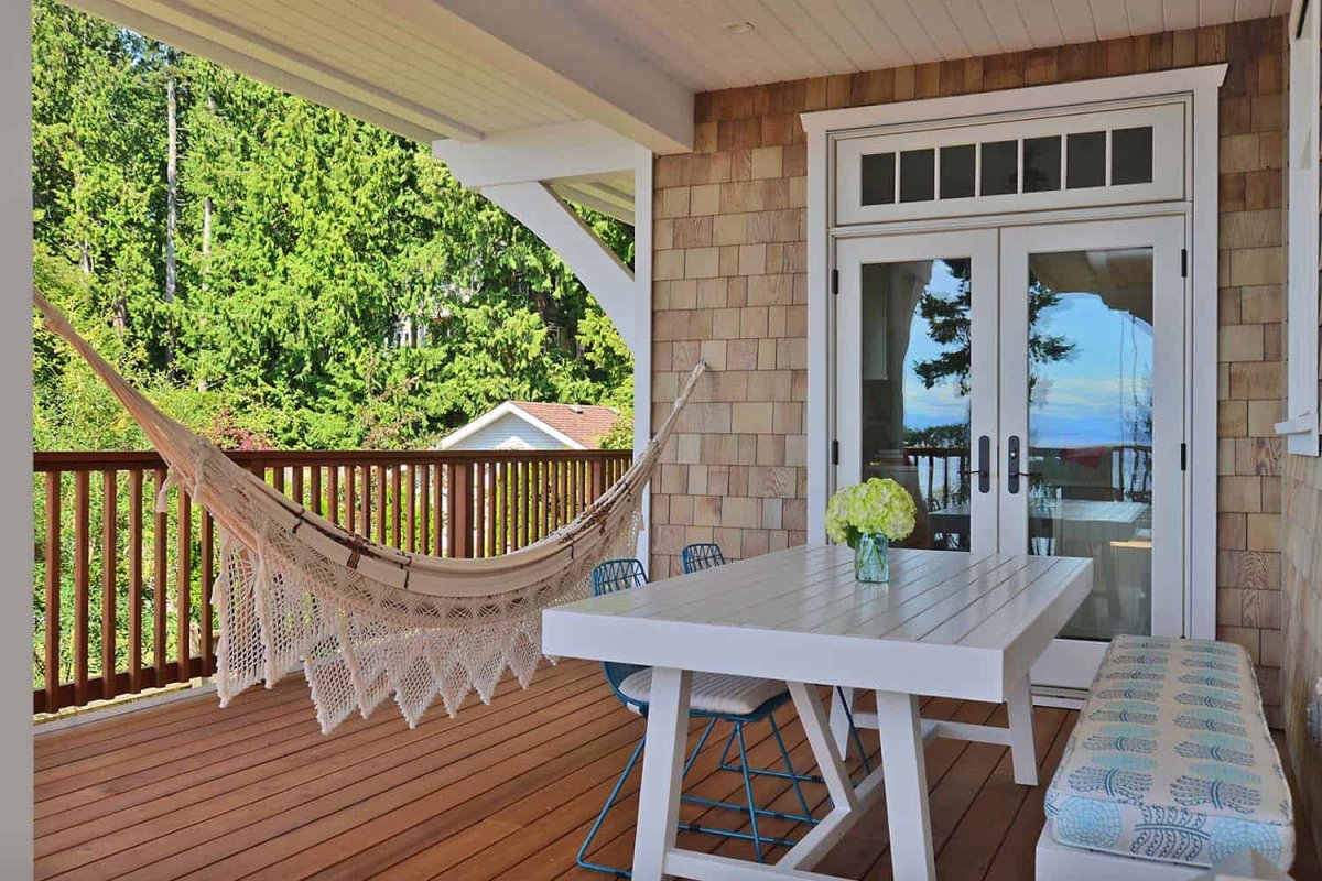 Застекленная терраса с креслом