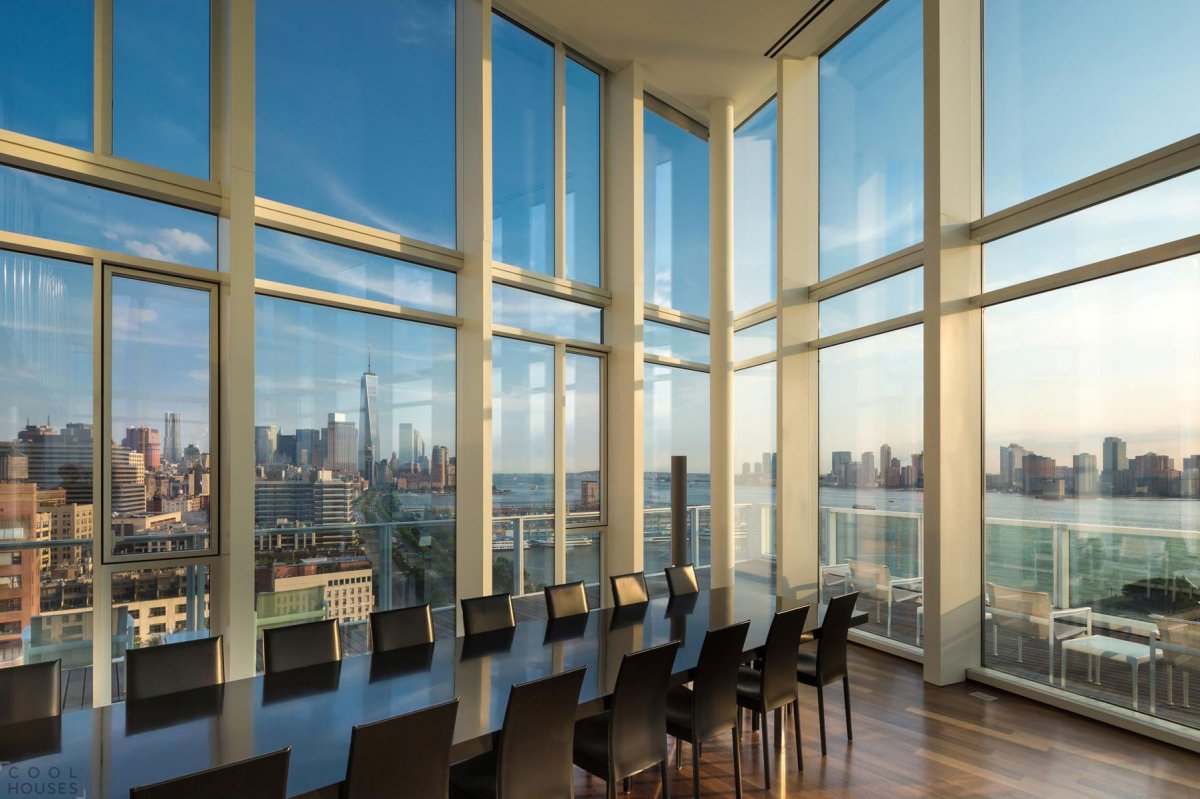 Комната с панорамными окнами