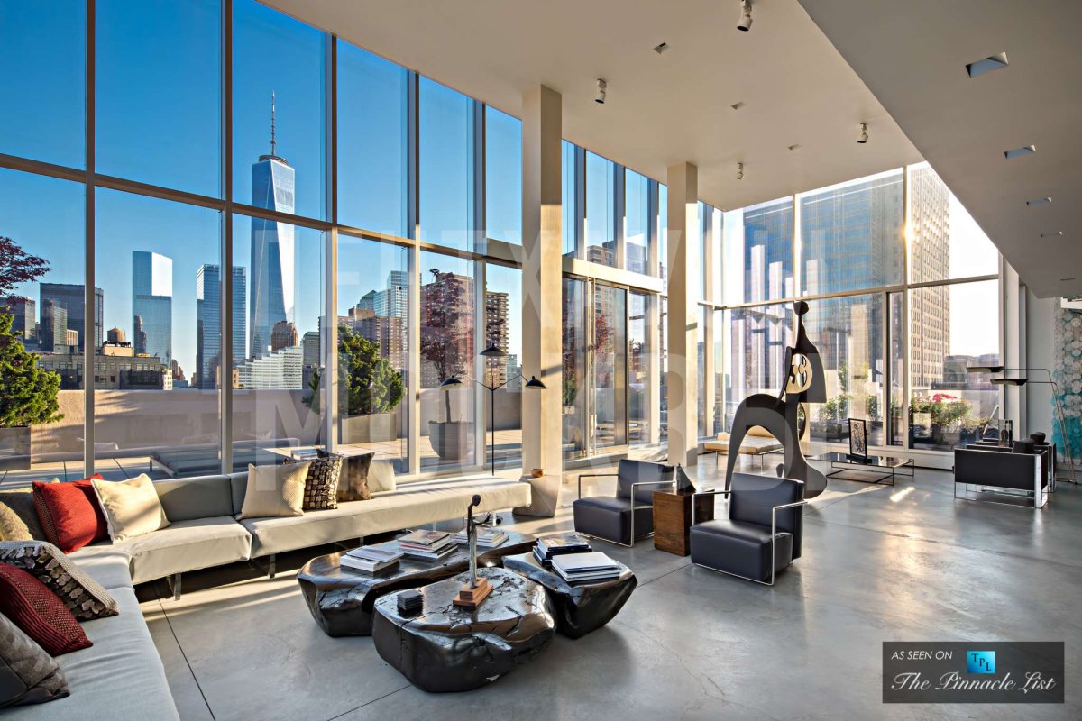 Панорамные окна на высоком этаже