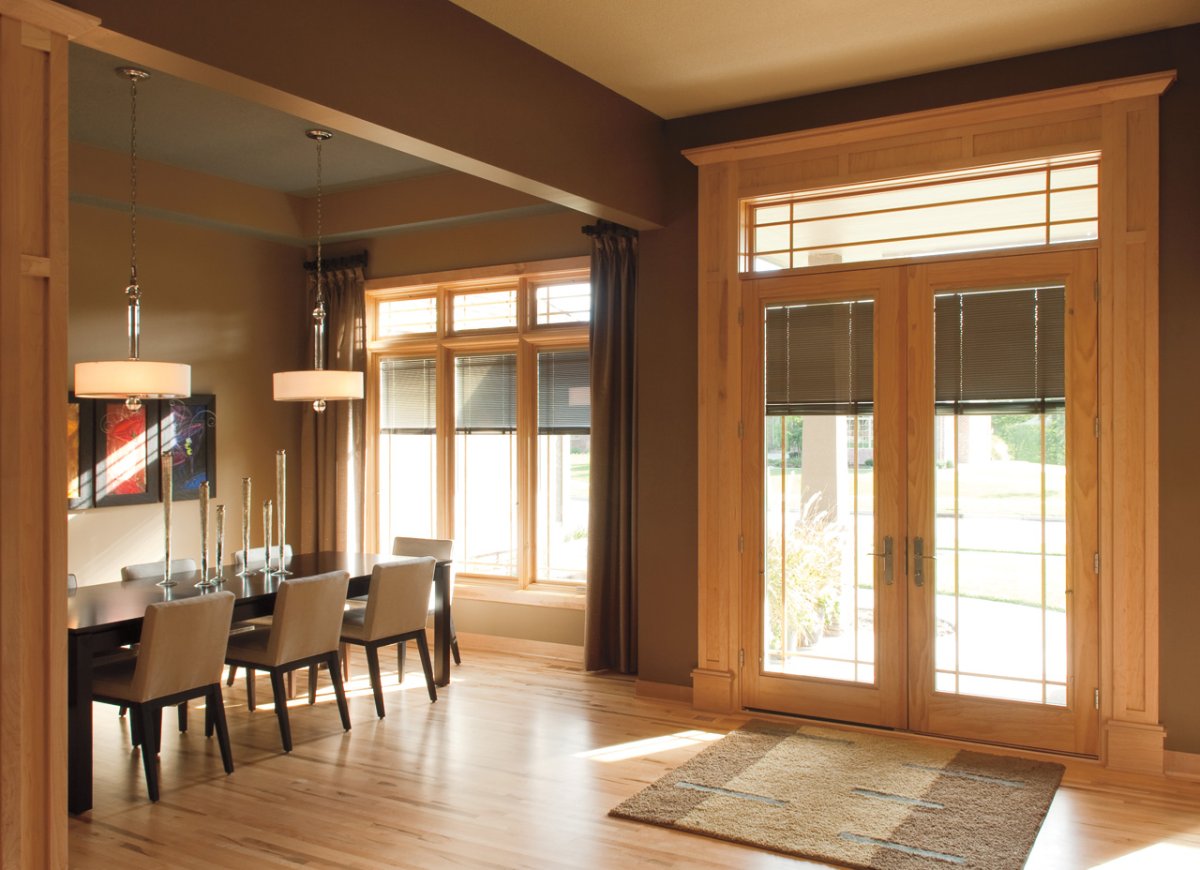 Высокая стеклянная дверь-окно