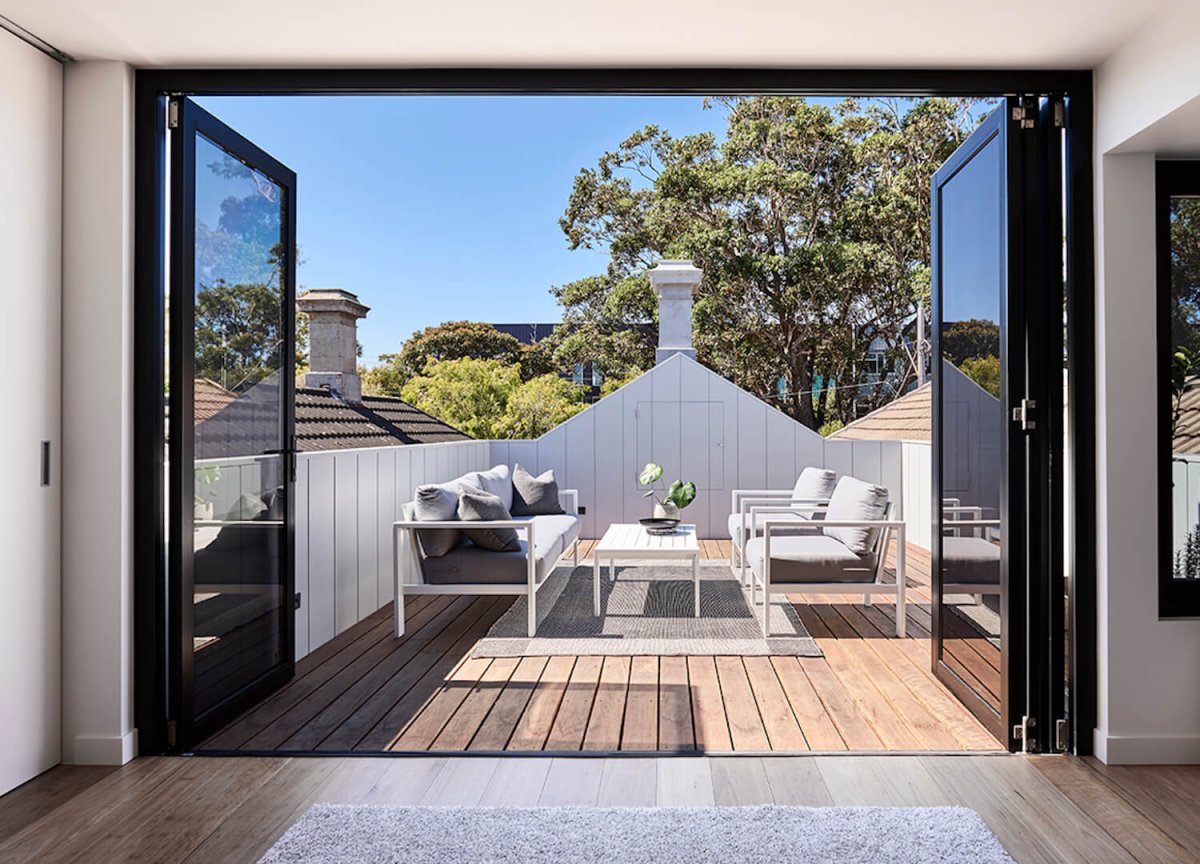 Интерьер гостиной с панорамным выходом на террасу