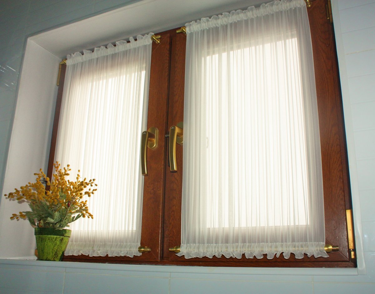 Шторы на створки пластиковых окон