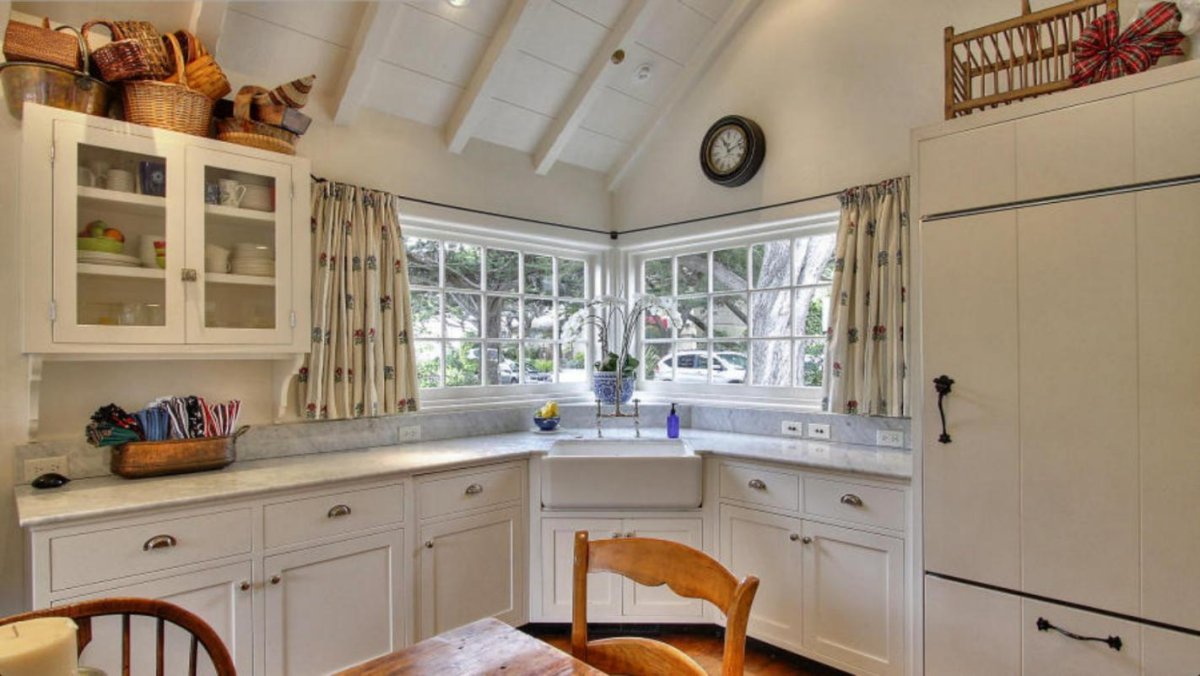 Кухня в стиле Кантри с окном