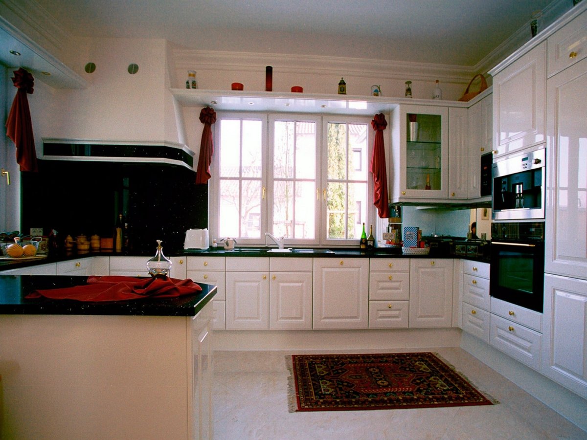 Кухня п-образная с окном посередине