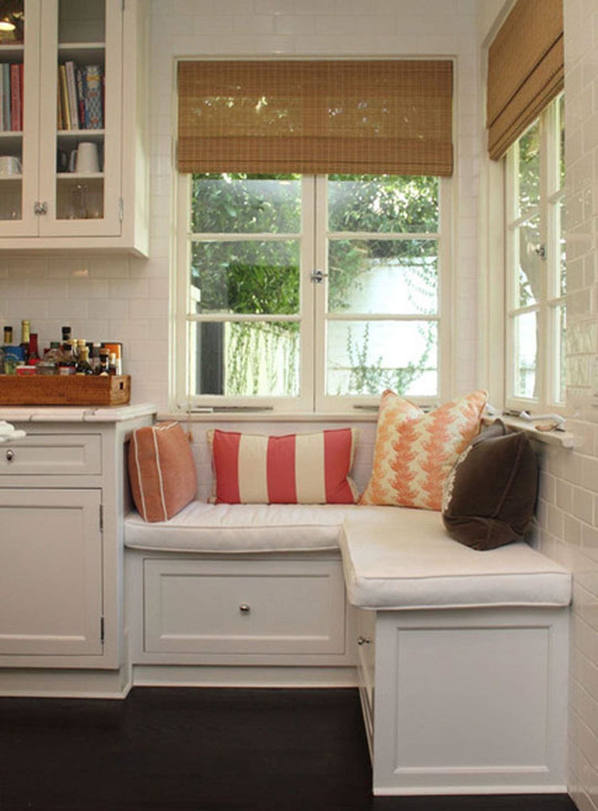 Кухня с диванчиком у окна