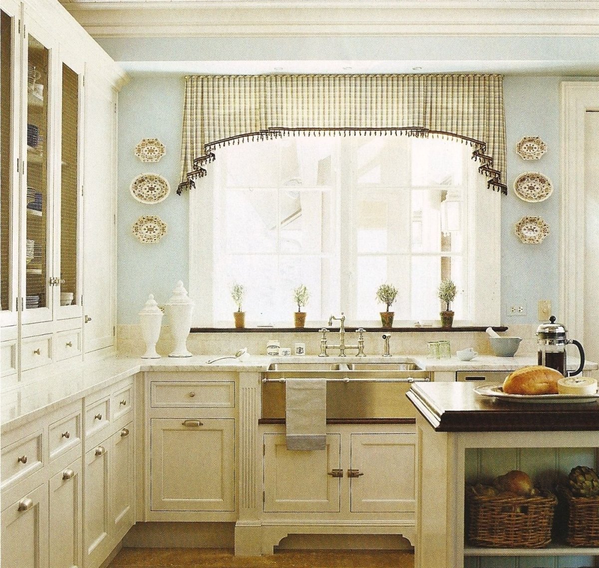 Шторы над столешницей на кухне