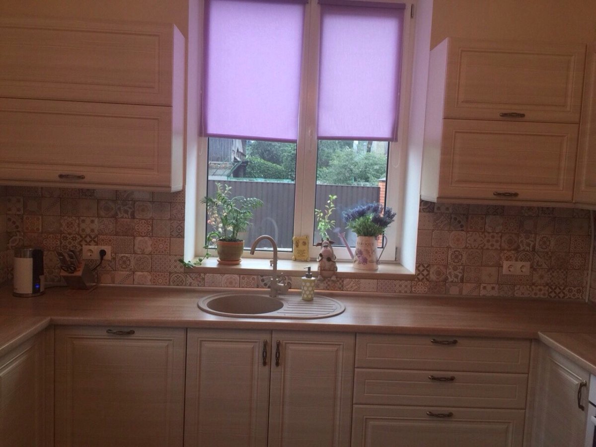 Кухонный гарнитур со столешницей под окном