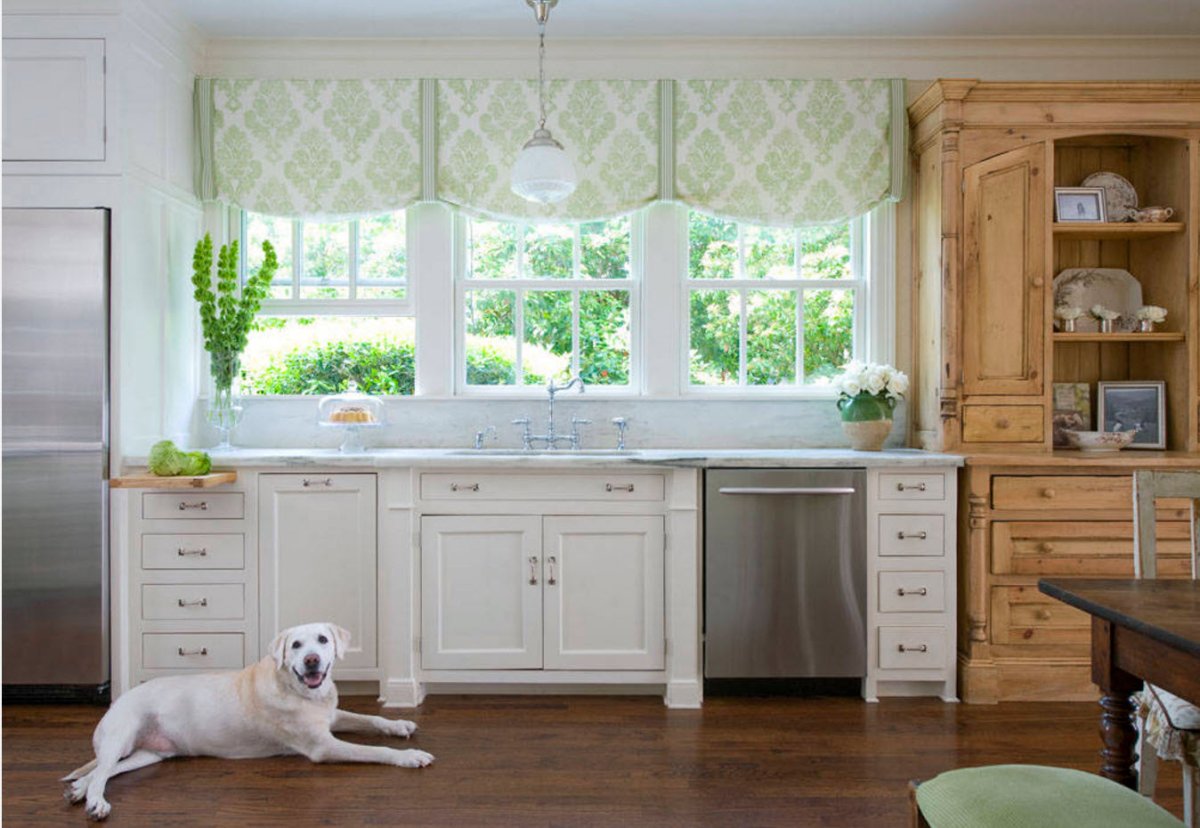 Кухня в стиле Прованс с окном