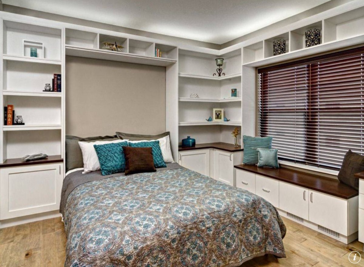 Шкаф у окна в спальне