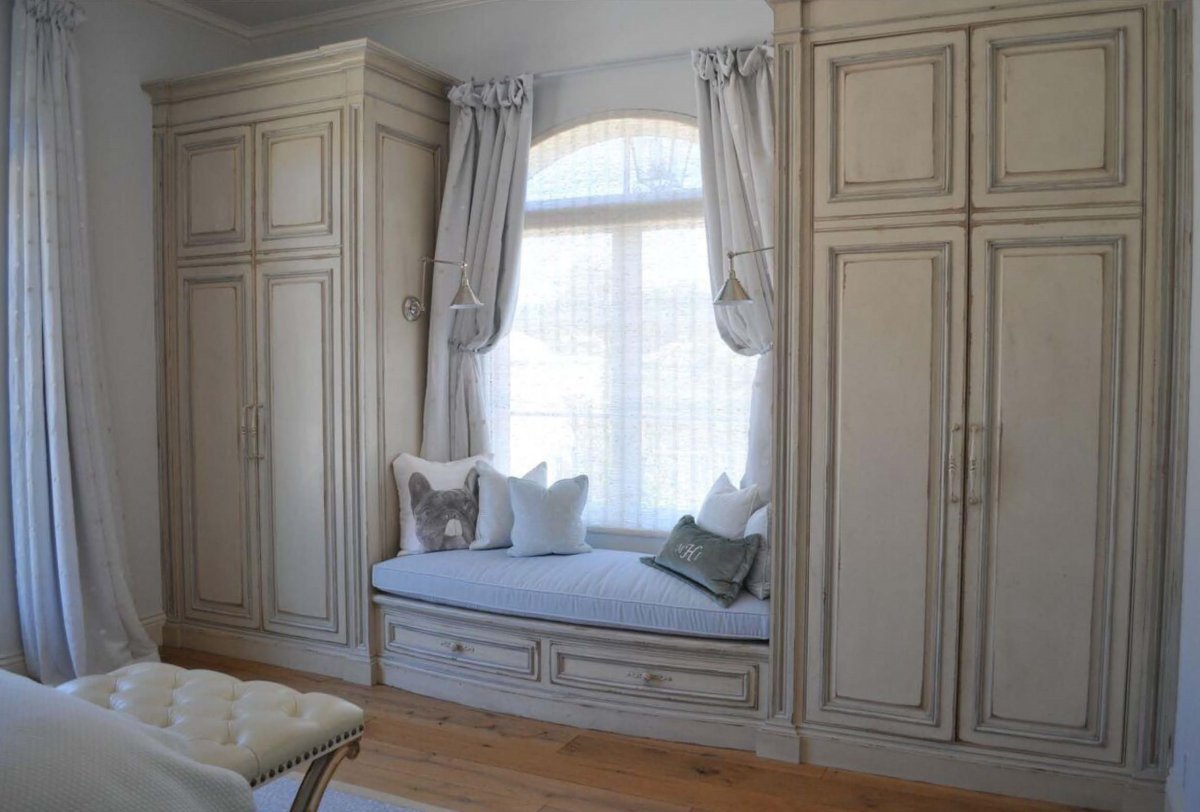 Кровать вдоль стены