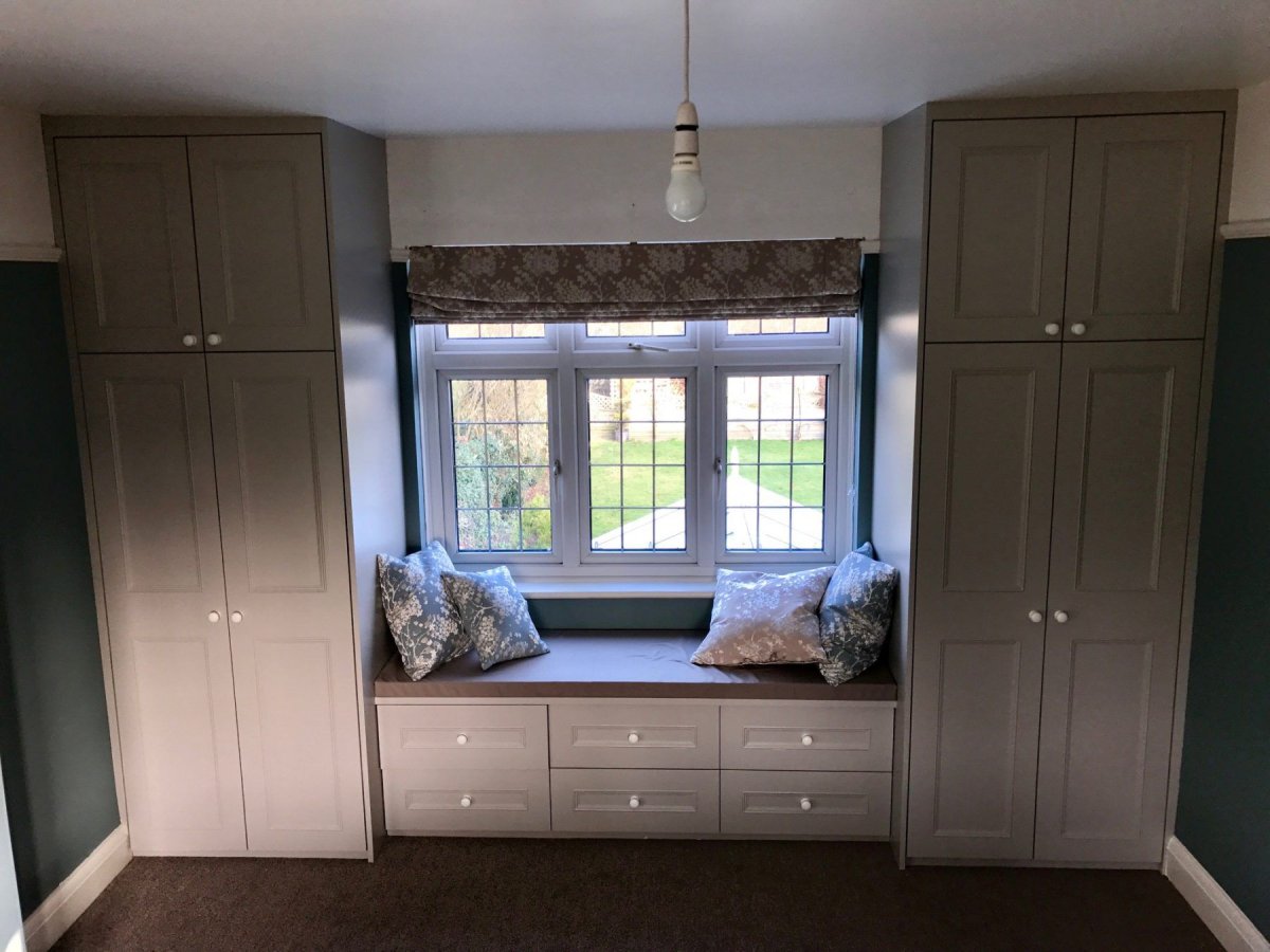 Спальня с сиденьем у окна