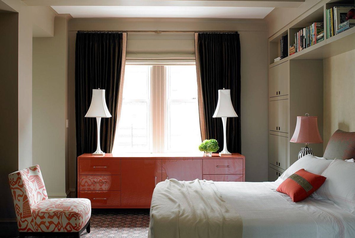 Встроенные шкафы у окна