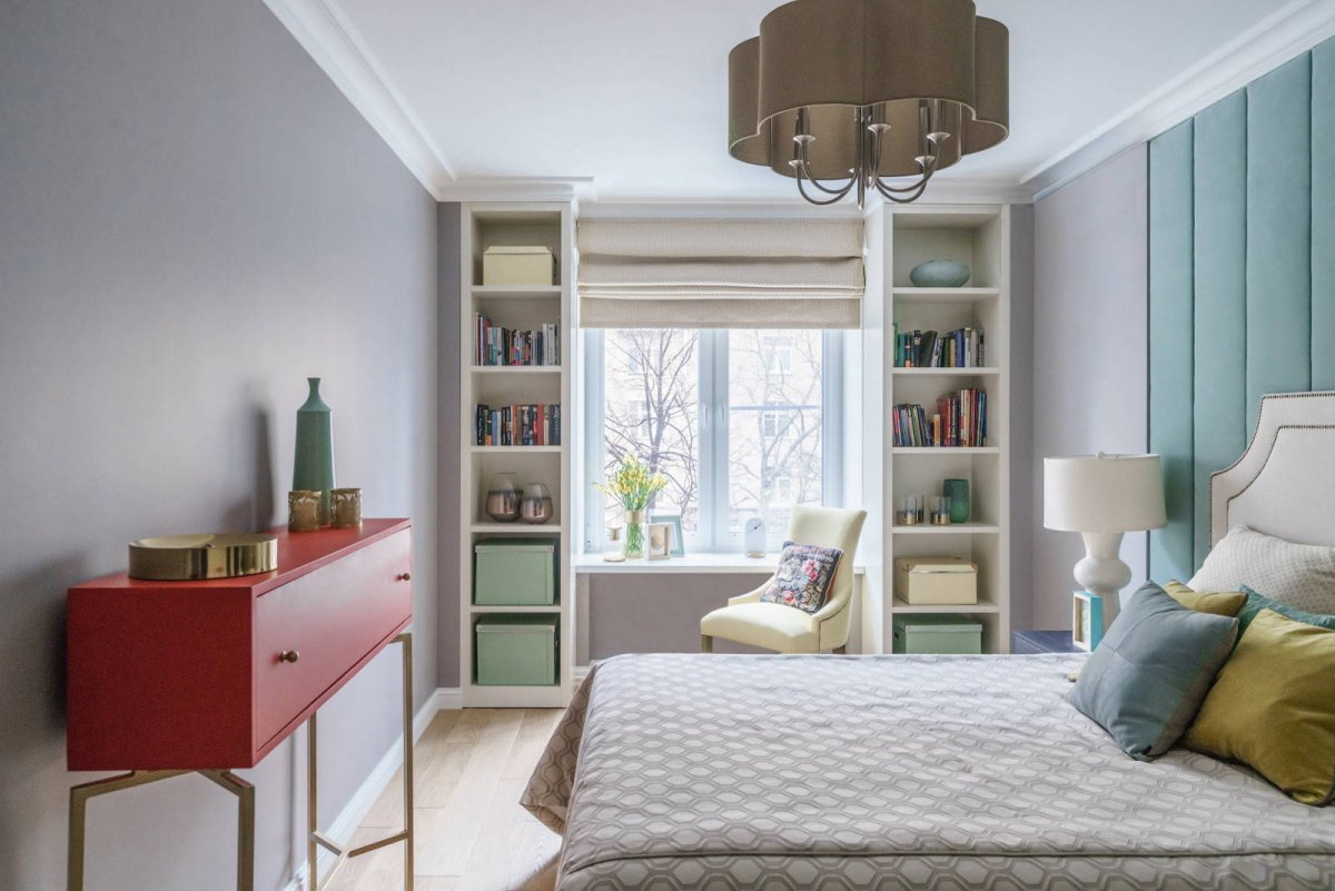 Встроенные шкафы у окна