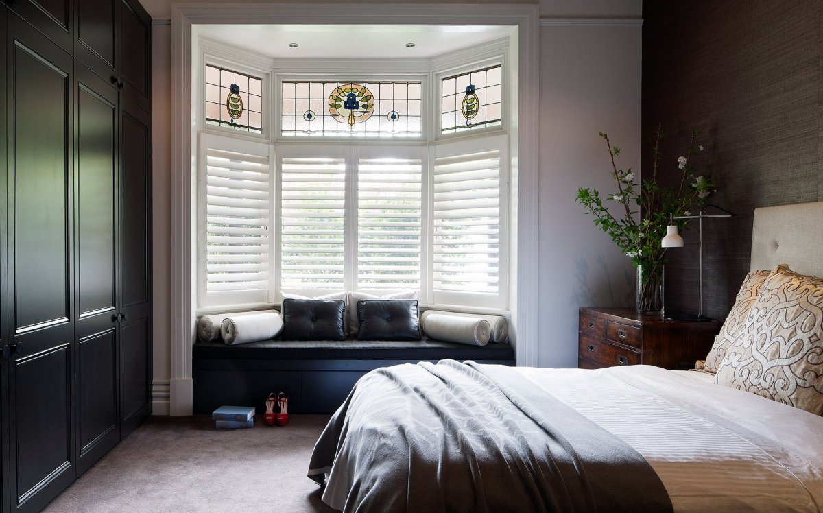 Шкаф возле окна