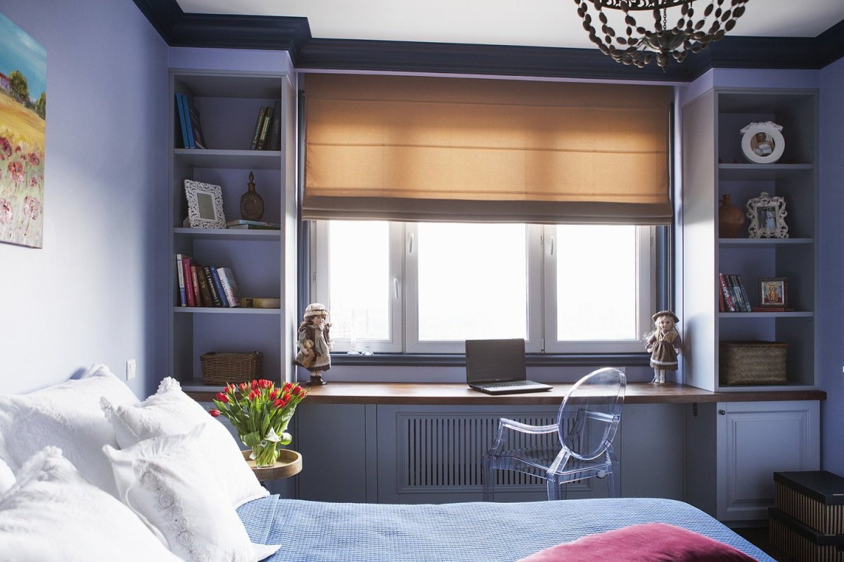 Спальня с рабочим местом у окна