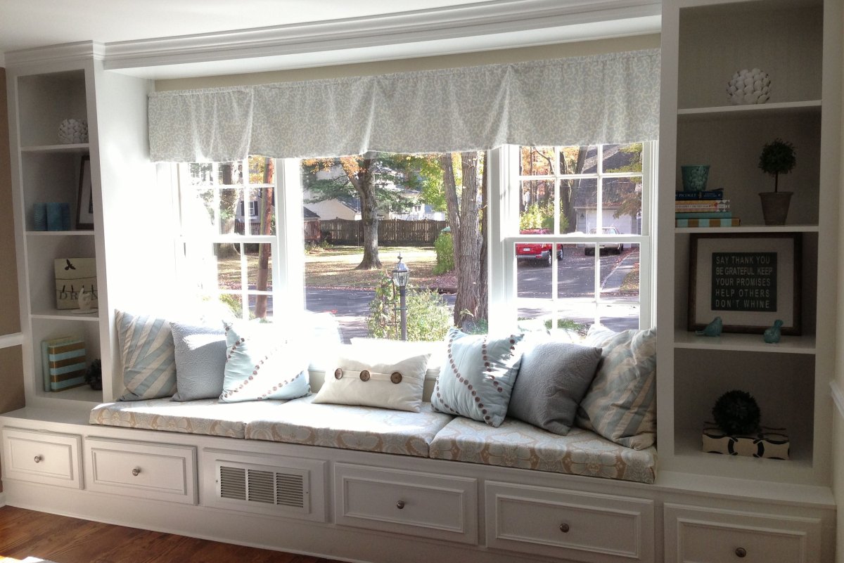 Шкаф вокруг окна на мансарде