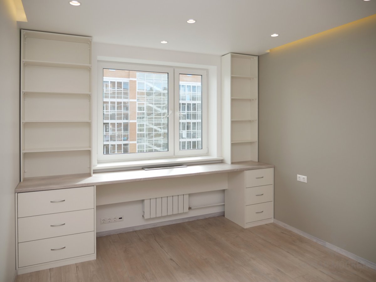 Встроенный диванчик у окна