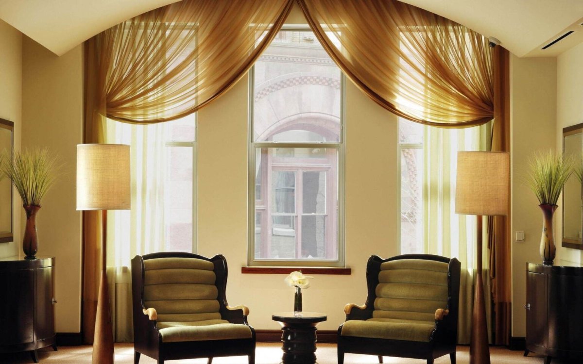 Окно с занавесками в интерьере