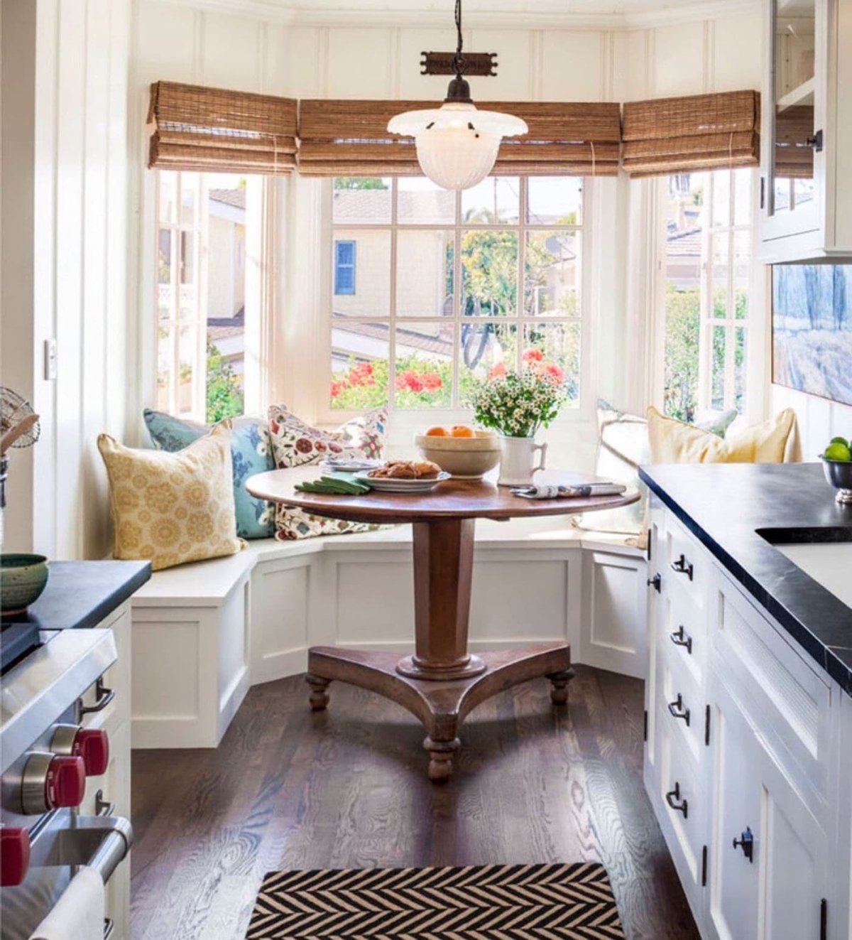 Небольшая кухня с окном