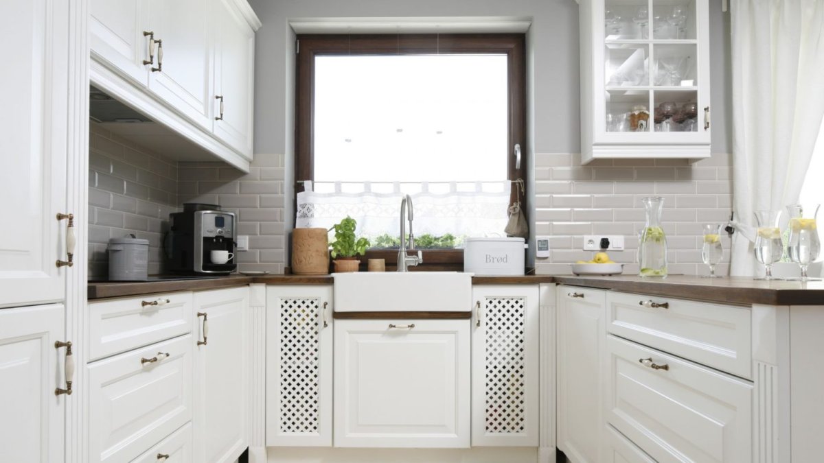 Интерьер кухни с окном