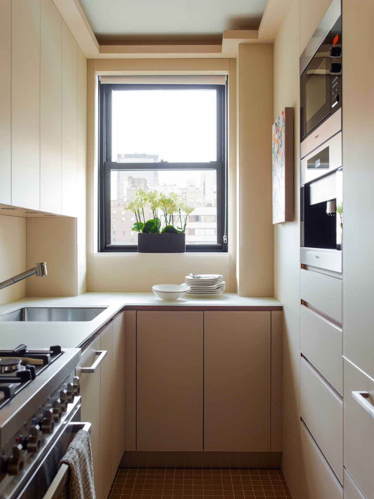 Дизайн маленькой кухни с окном - 80 фото