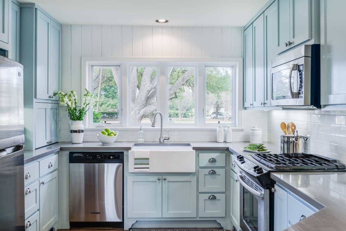 Интерьер кухни с окном