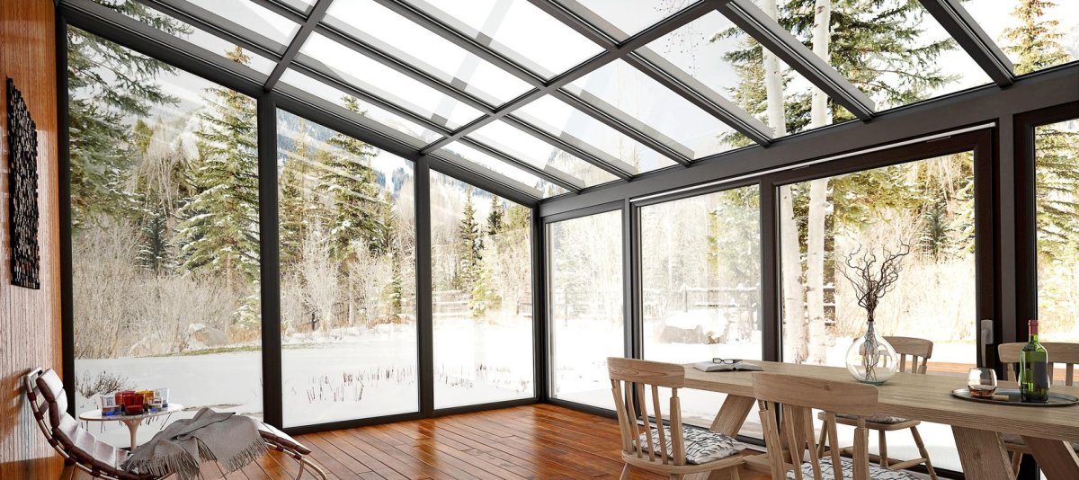 Гостиная с панорамным окном на террасу