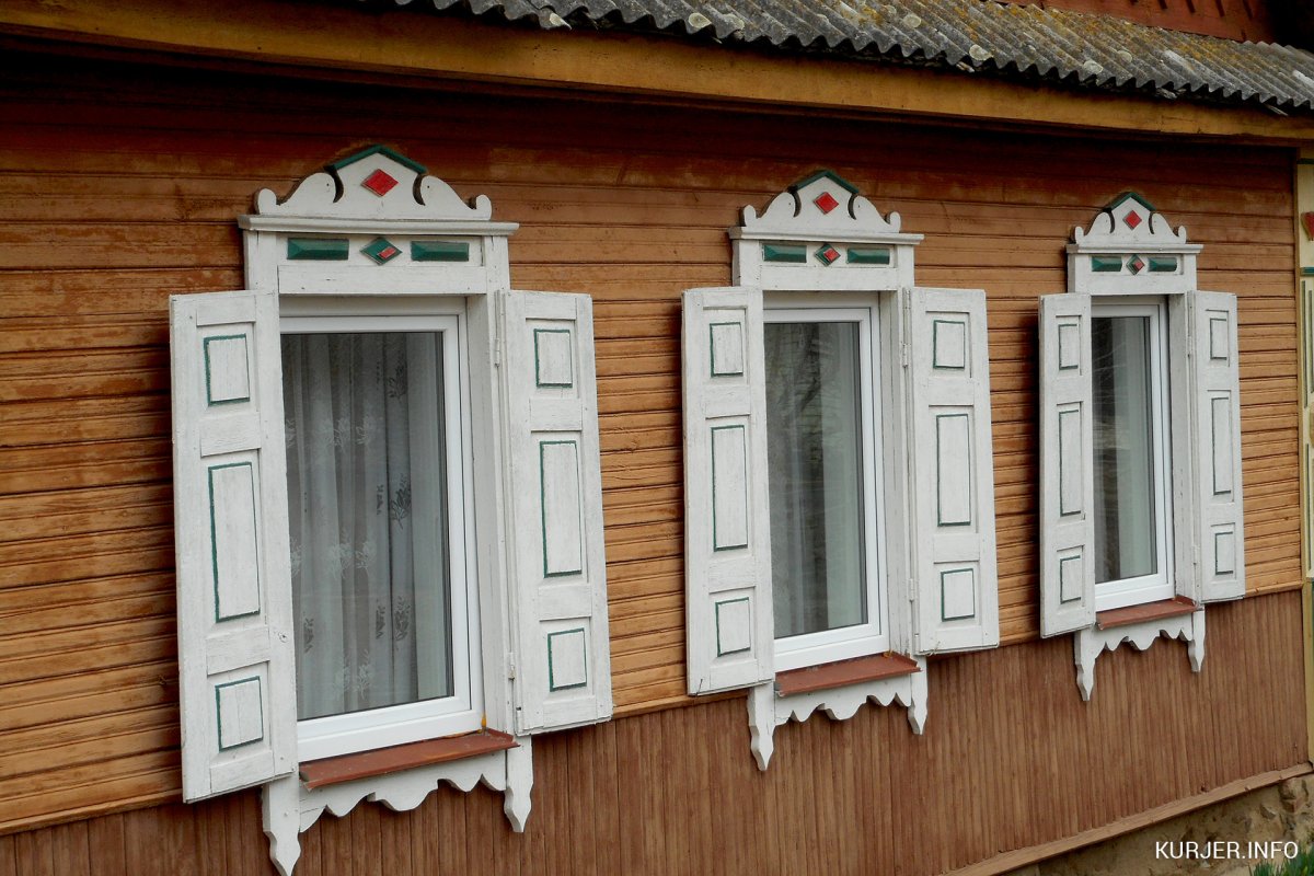Деревянный дом со ставнями