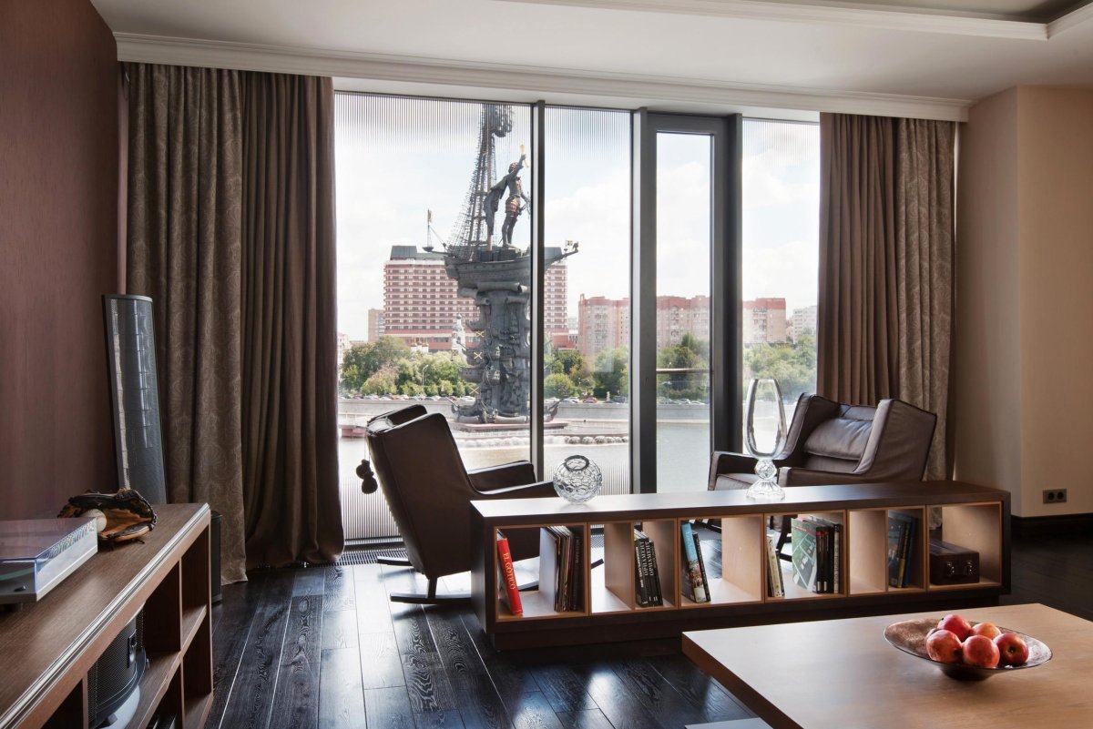 Интерьер комнаты с панорамными окнами