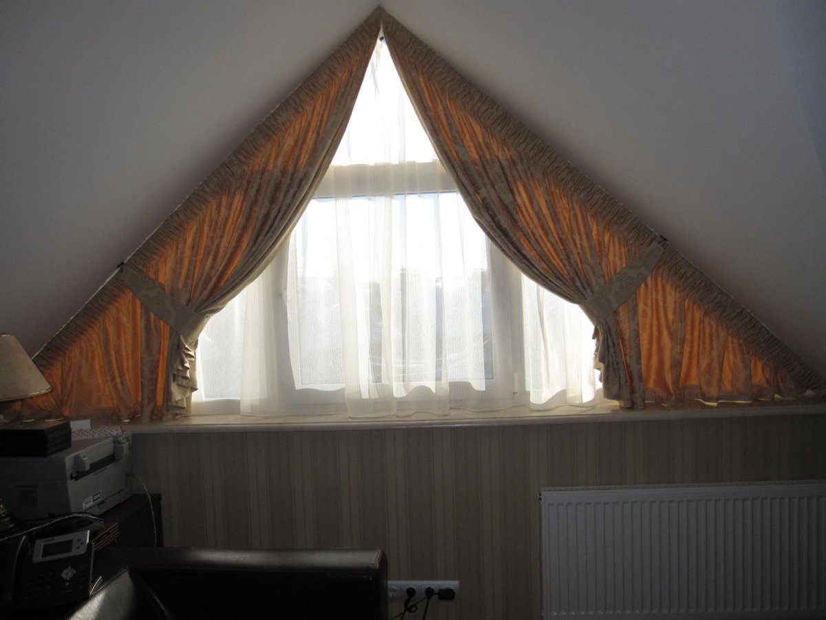 Карниз на треугольное окно