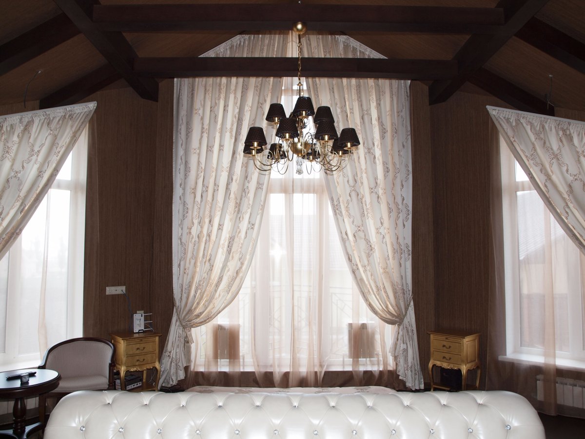 Шторы на высокие скошенные окна