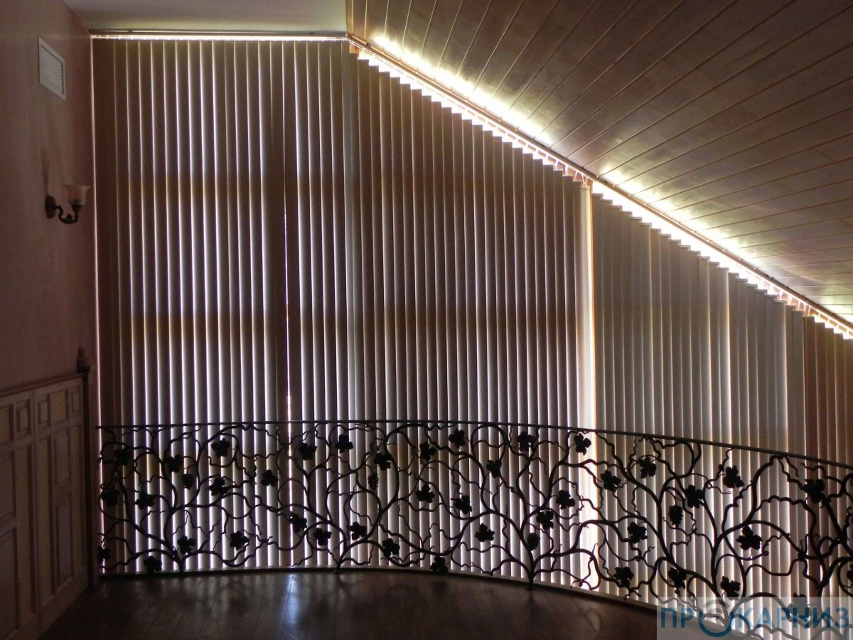 Вертикальные жалюзи на мансардные окна