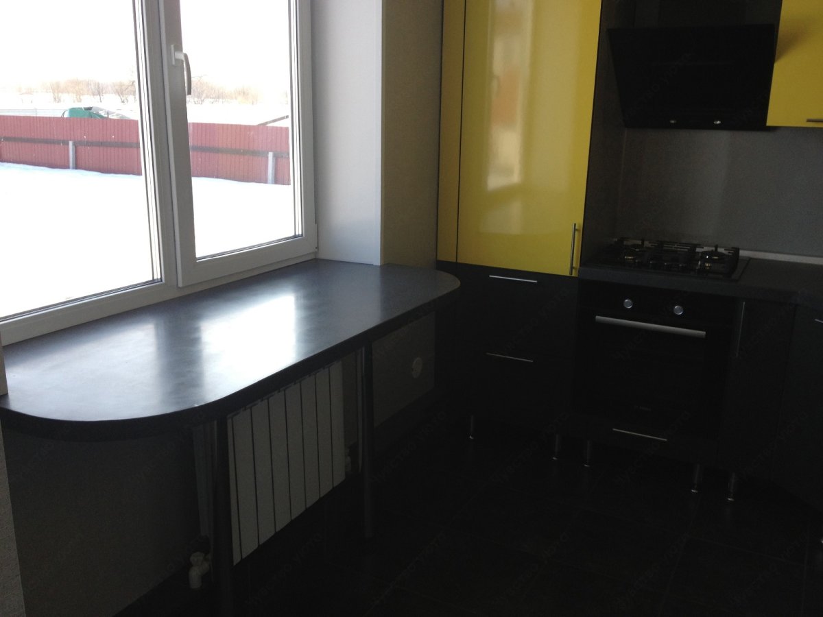 Кухня со столешницей у окна