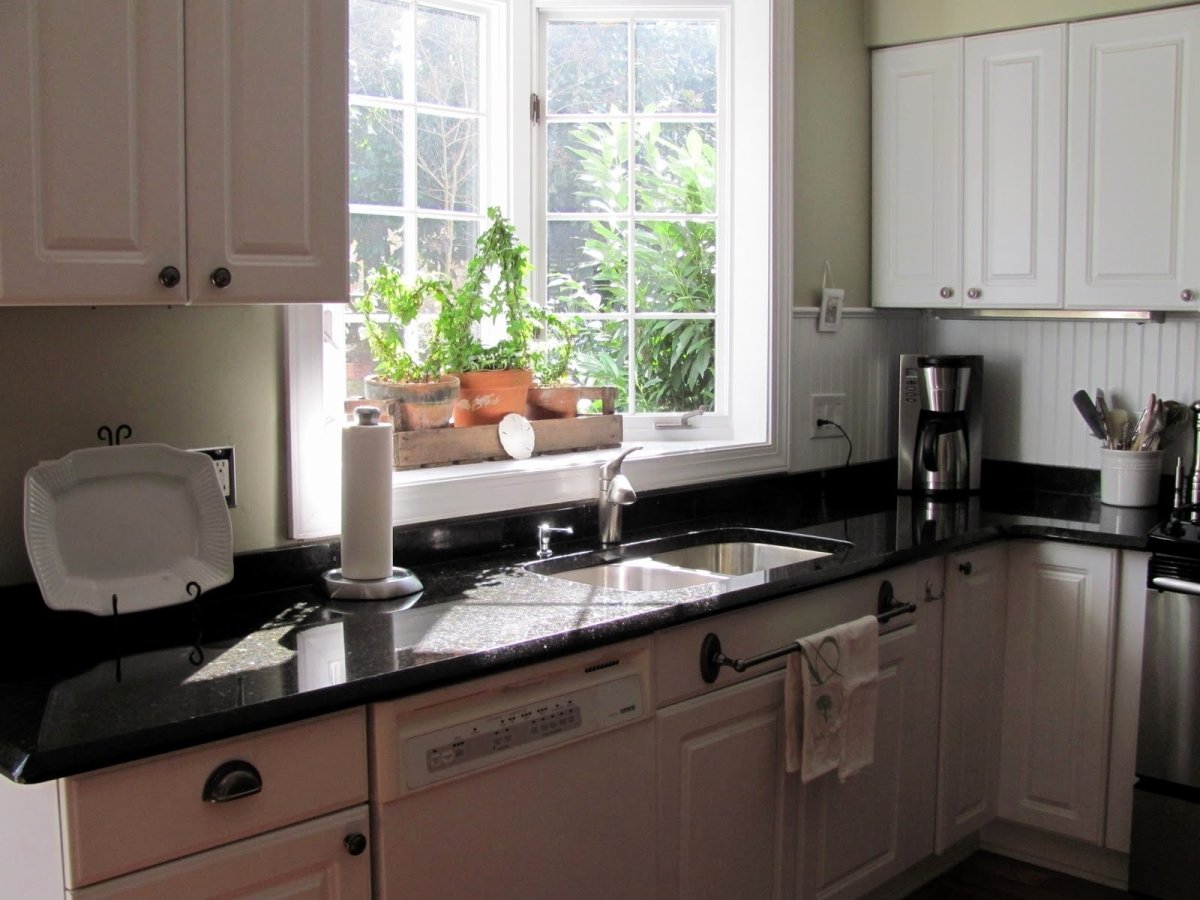 Столешница над подоконником в кухне