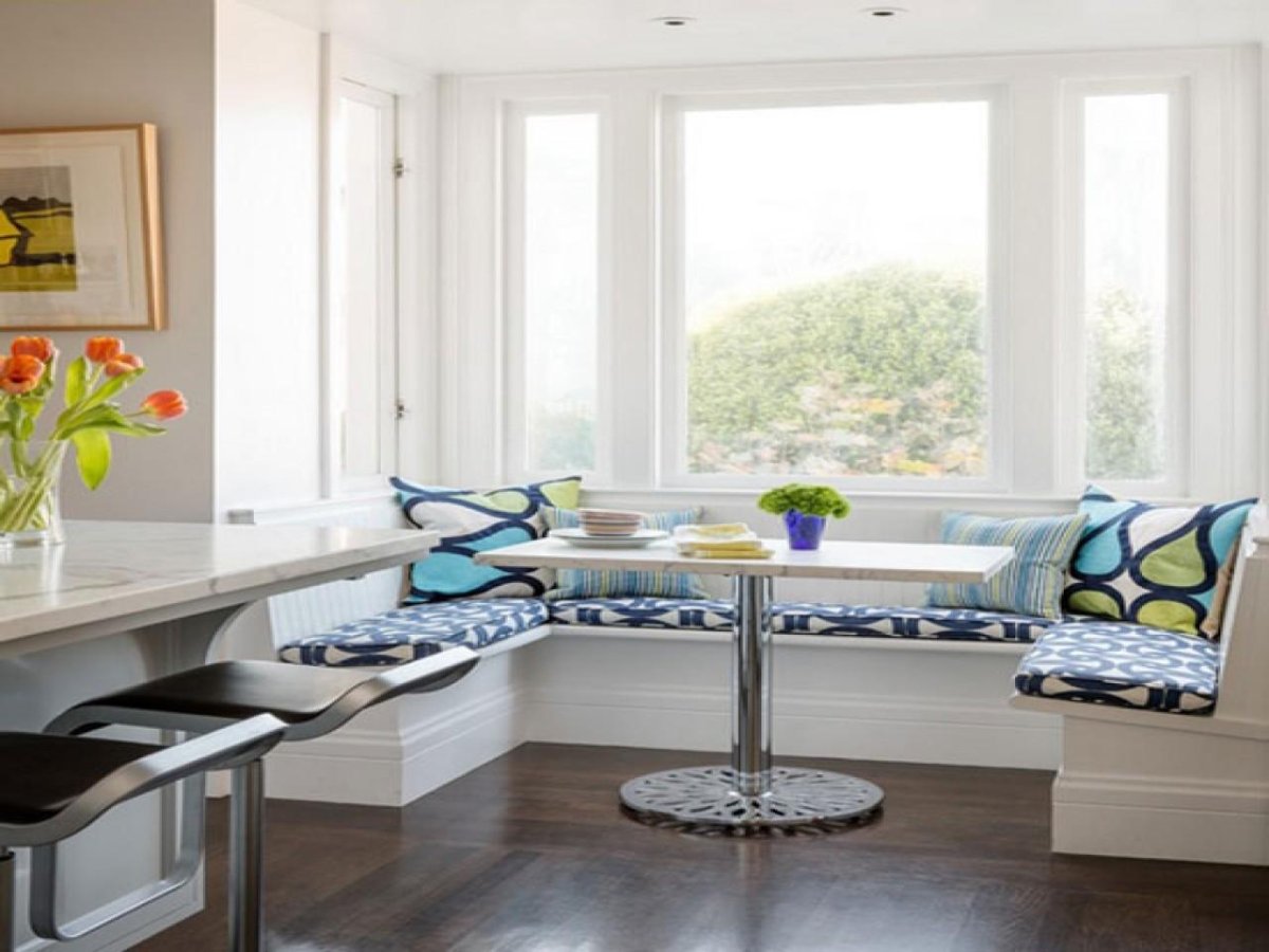 Дизайн кухни вдоль окна