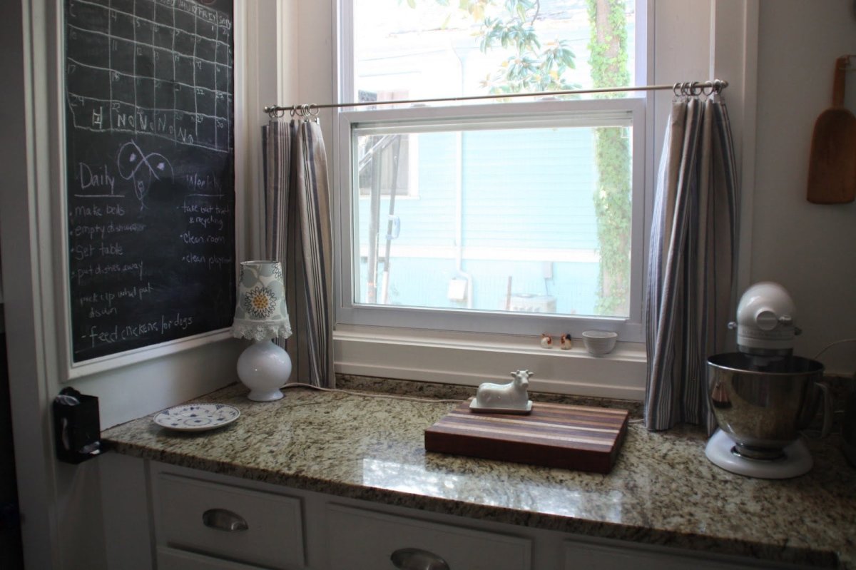 Кухонный стол вдоль окна