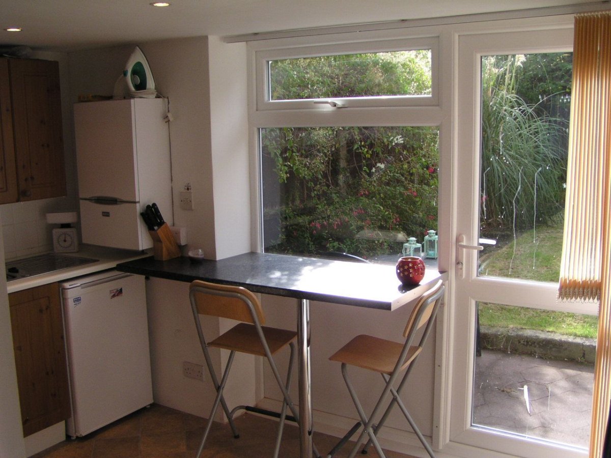 Обеденный стол подоконник