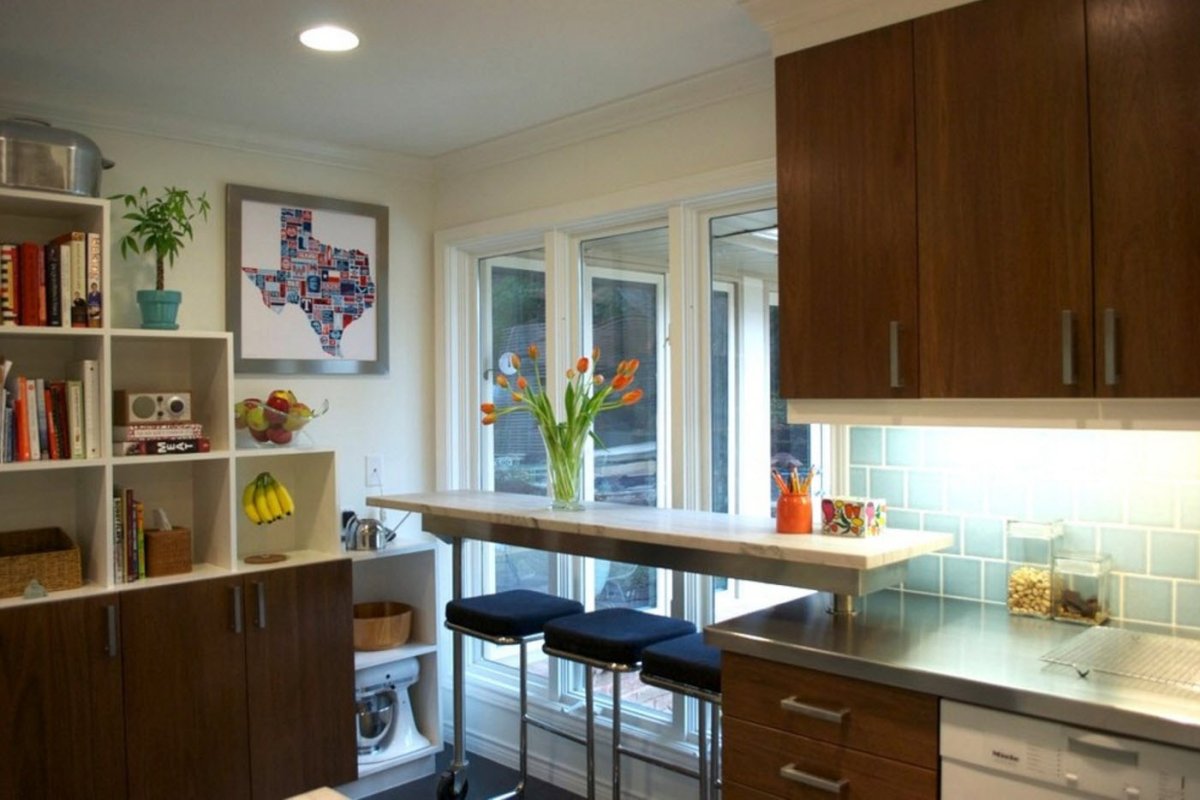 Угловая кухня со столешницей вдоль окна