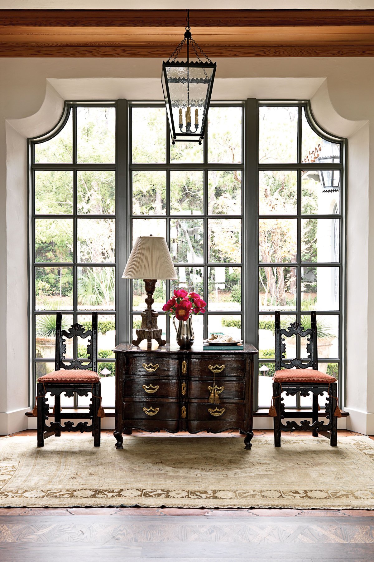 2 Старинных окна больших в интерьере