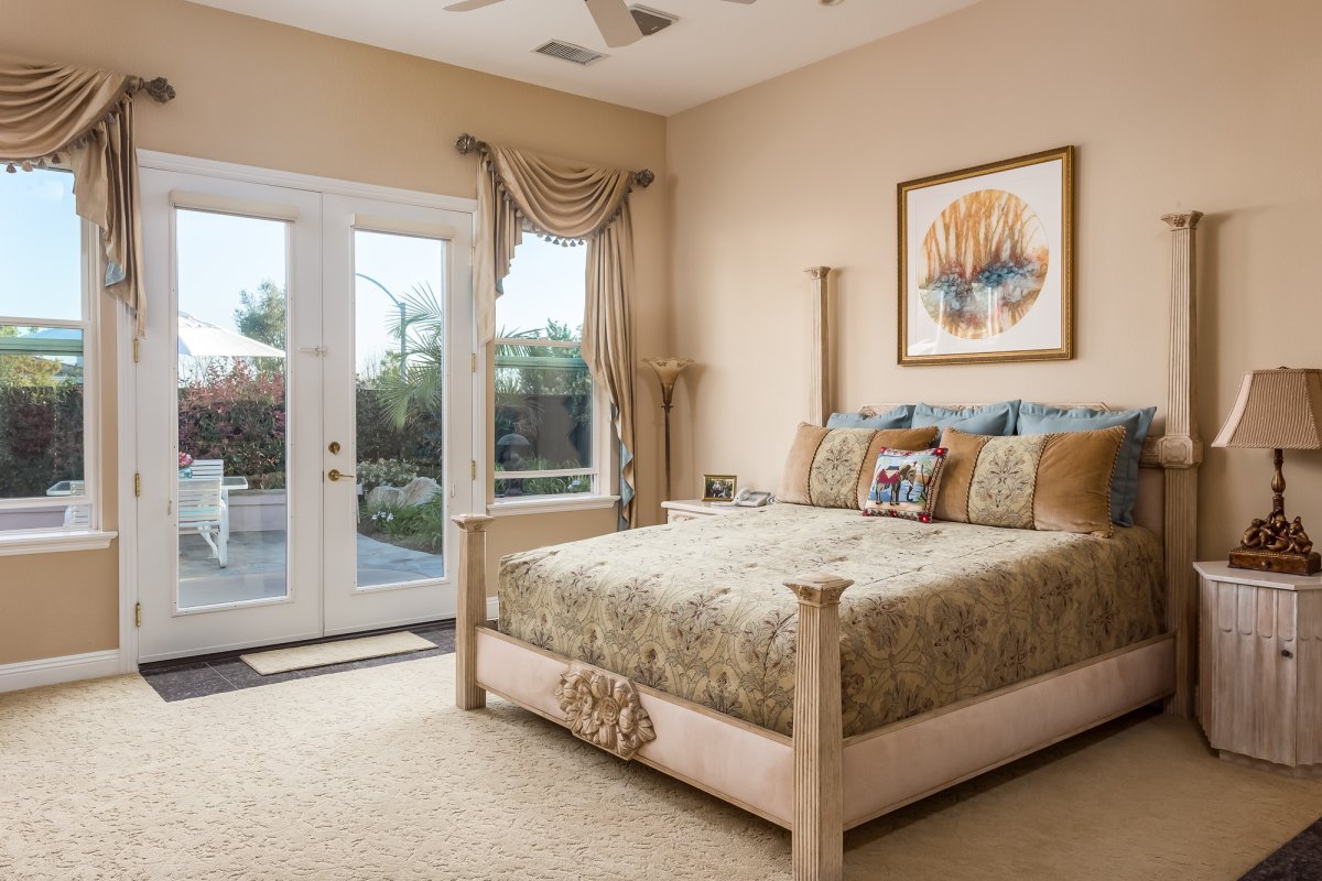 Интерьер спальни с окном посередине