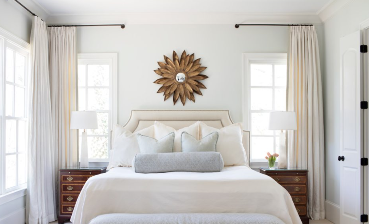 Декор стены в спальне напротив кровати