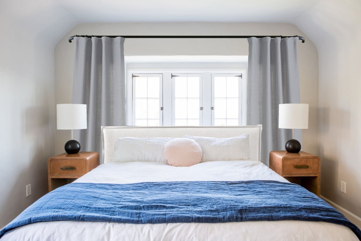 Кровать изголовьем к окну