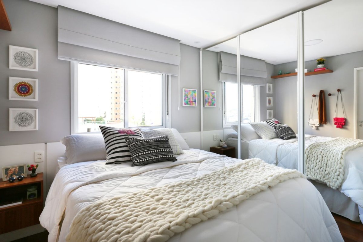 Кровать напротив окна в спальне