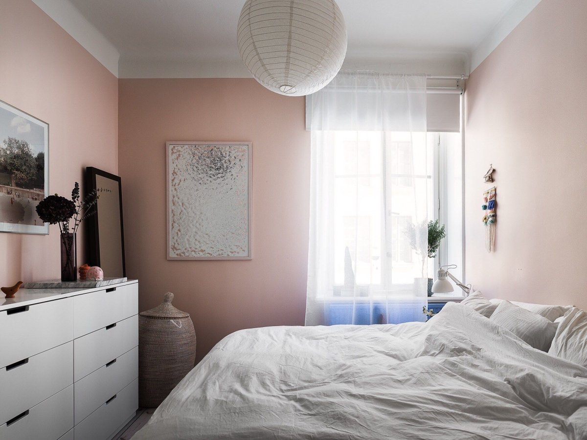 Спальня с окном напротив двери