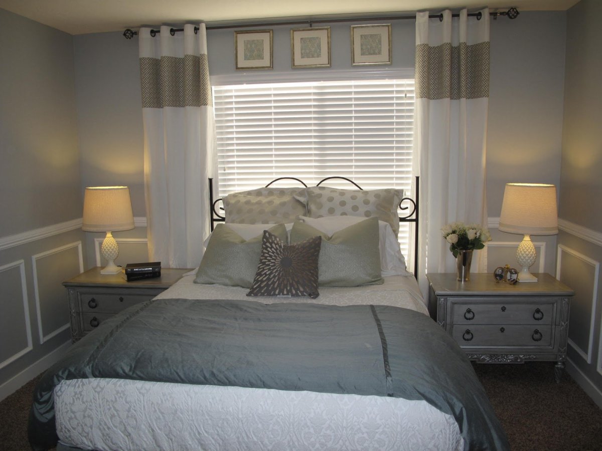 Кровать у окна в спальне