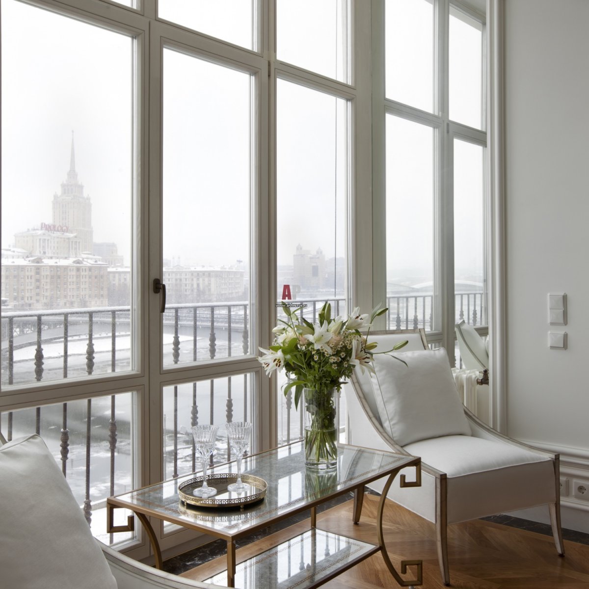 Интерьер с панорамными окнами