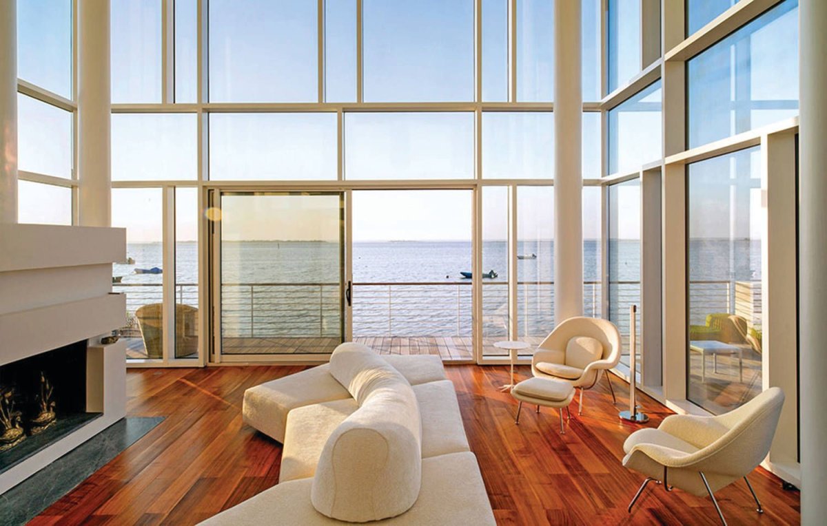 Интерьер с панорамными окнами