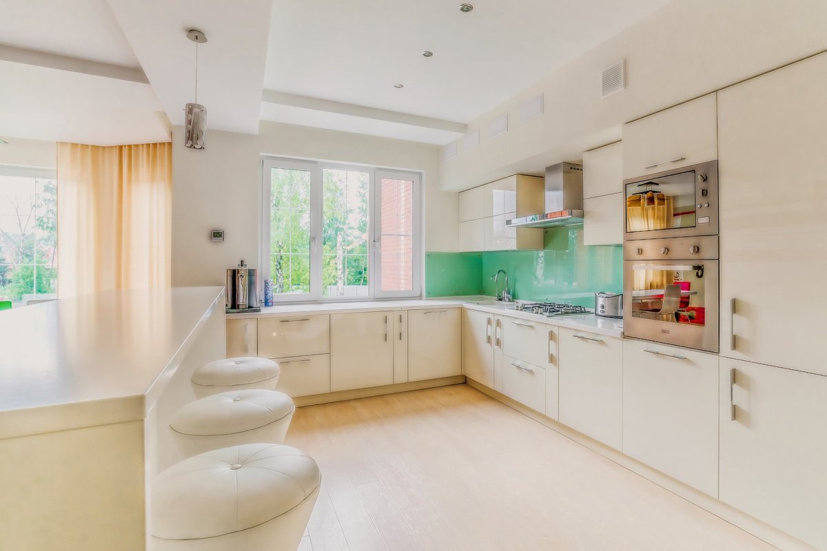 Большая кухня в светлых тонах