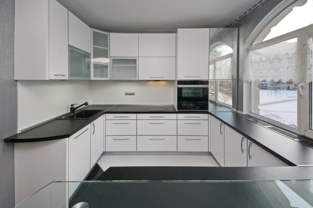 Белая кухня с белой столешницей